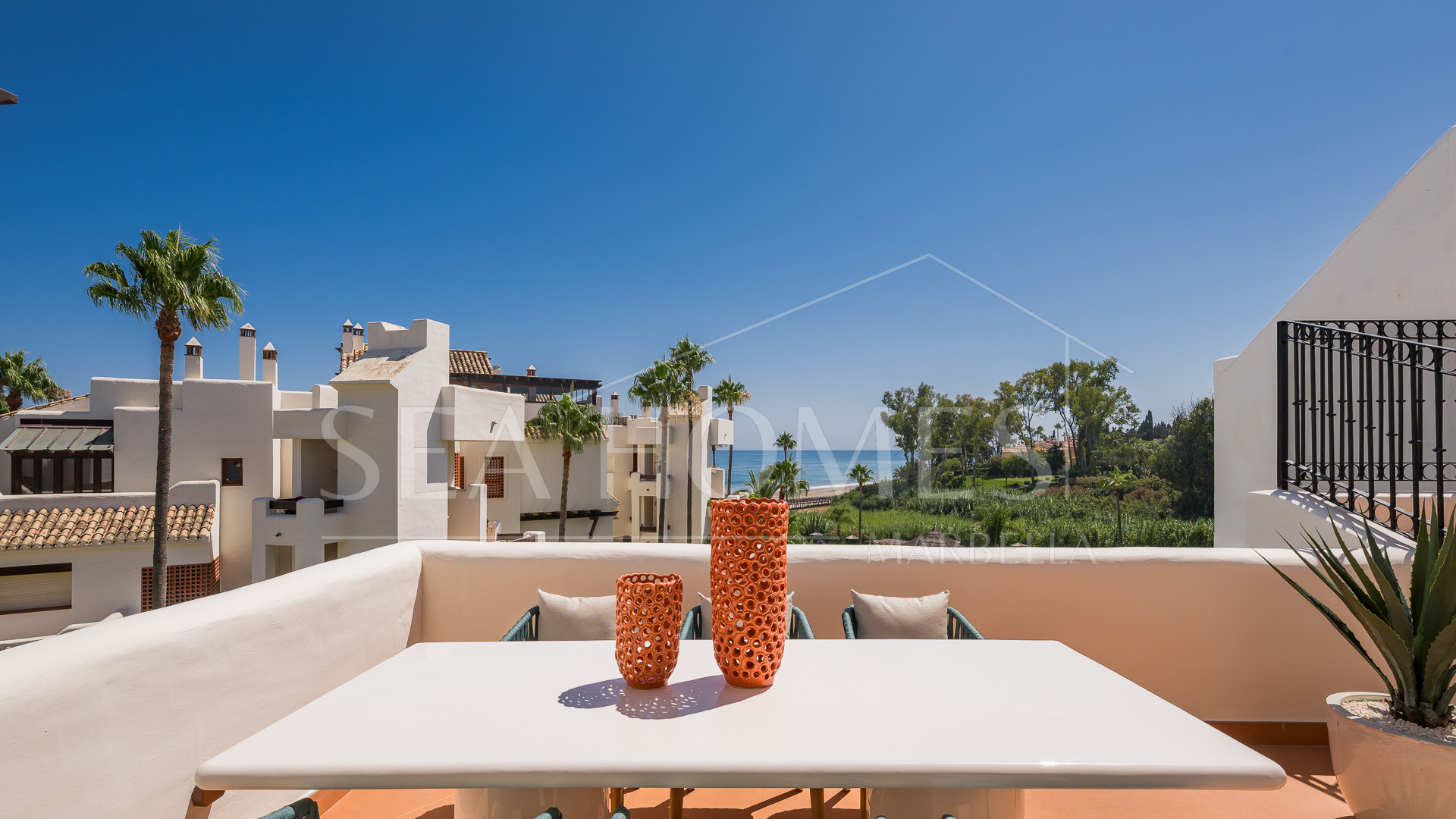 Exquisite duplex penthouse front line to the beach near Estepona town!