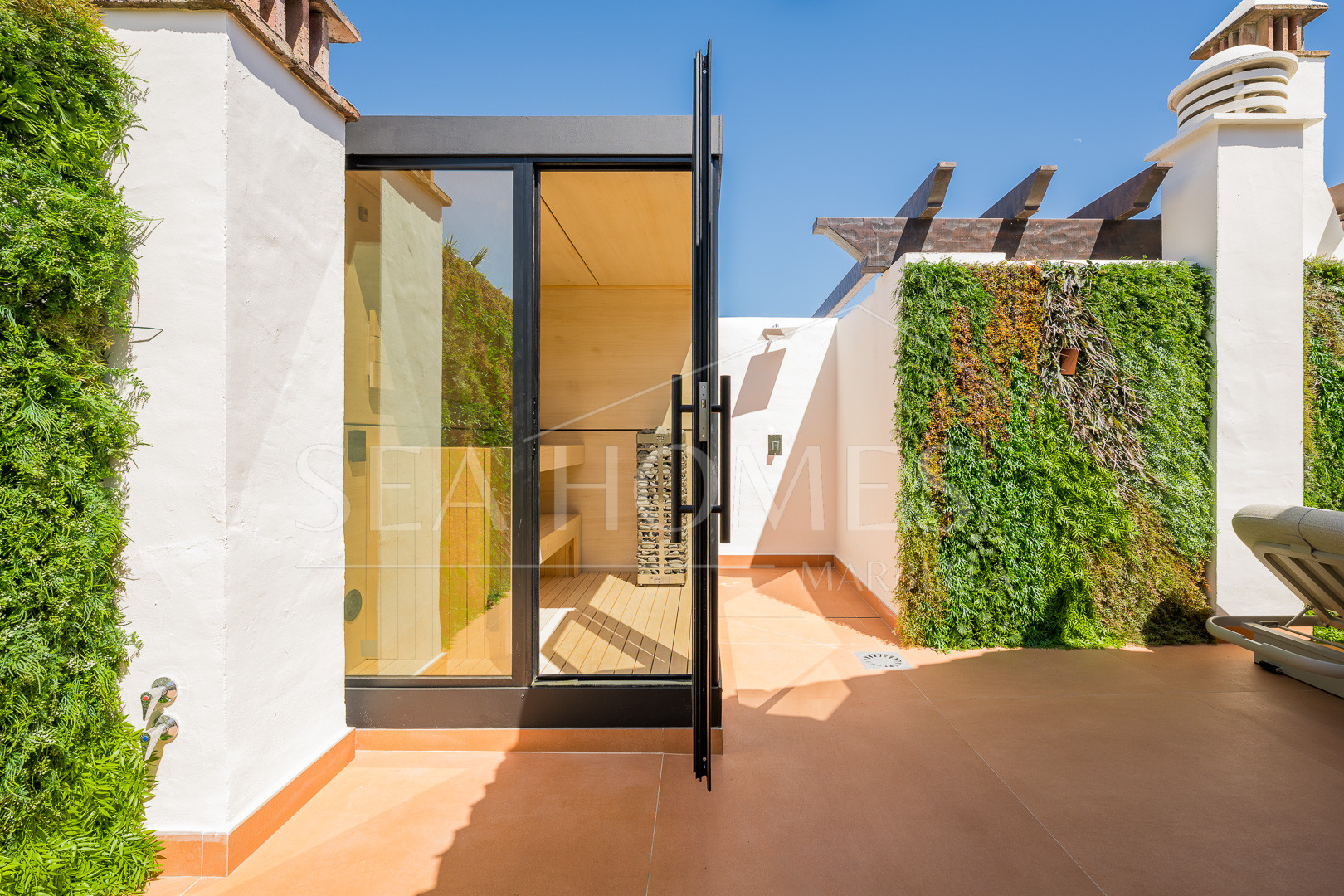 Exquisite duplex penthouse front line to the beach near Estepona town!