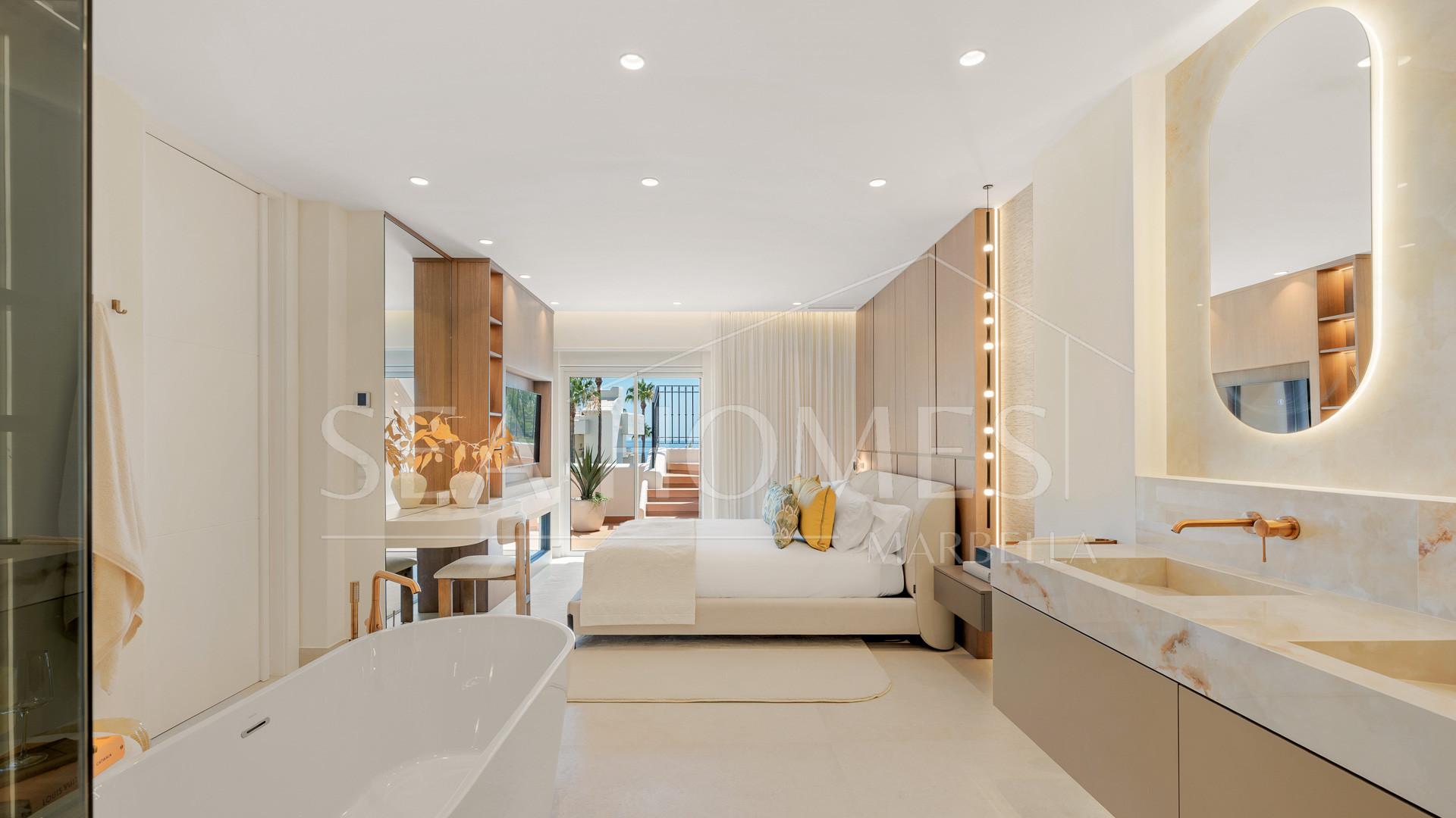 Exquisite duplex penthouse front line to the beach near Estepona town!