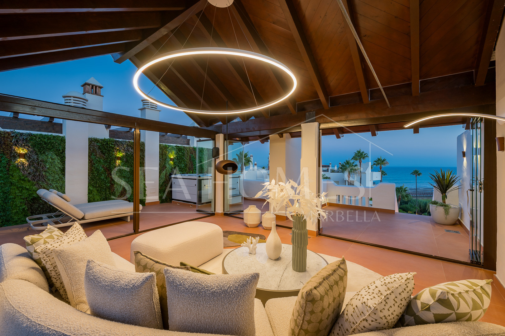 Exquisite duplex penthouse front line to the beach near Estepona town!