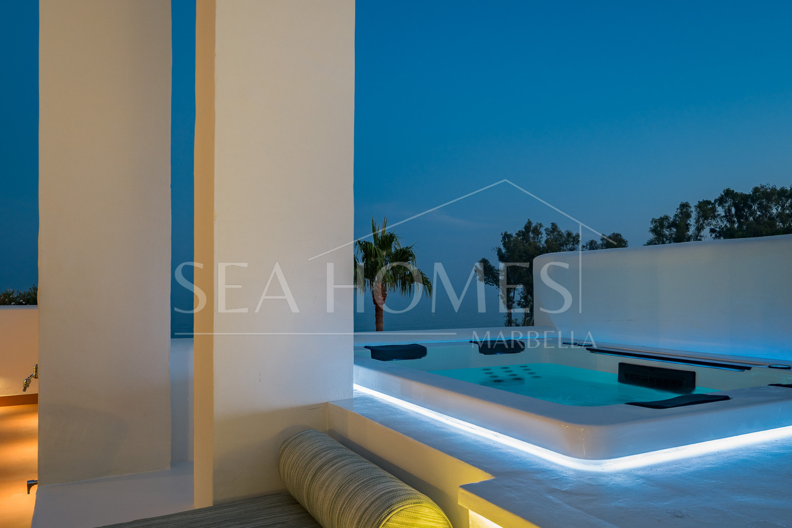 Beachfront luxury penthouse close to Estepona town!