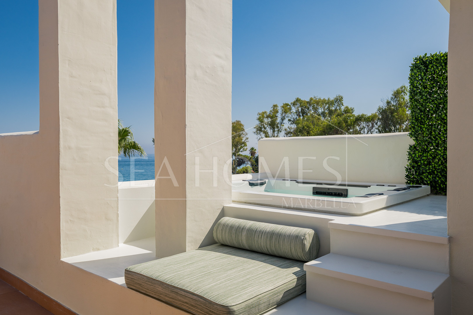 Beachfront luxury penthouse close to Estepona town!