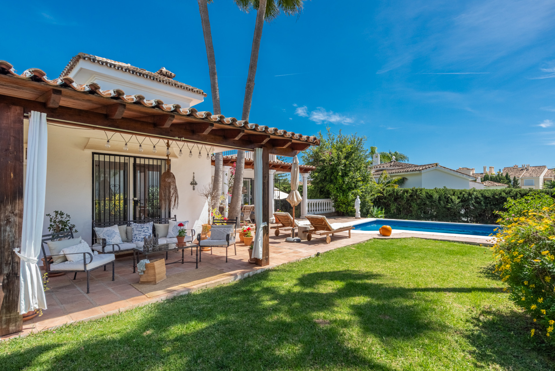 Very pretty villa with an enchanting garden located within walking distance to shops, restaurants and the beach!
