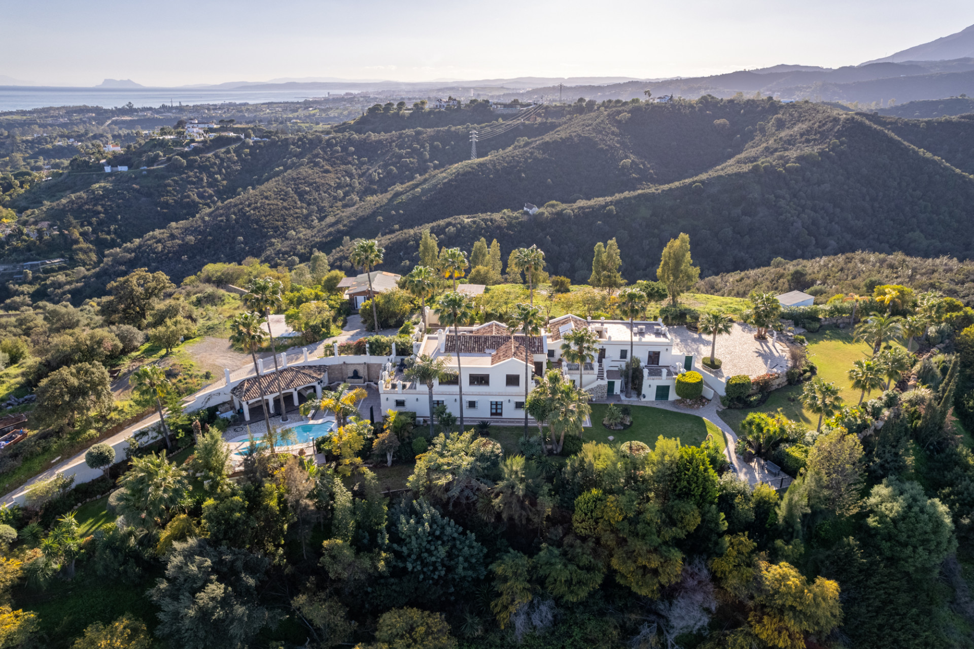 Amazing and unique hilltop estate only 3 minutes drive from Laguna beach close to Estepona center!