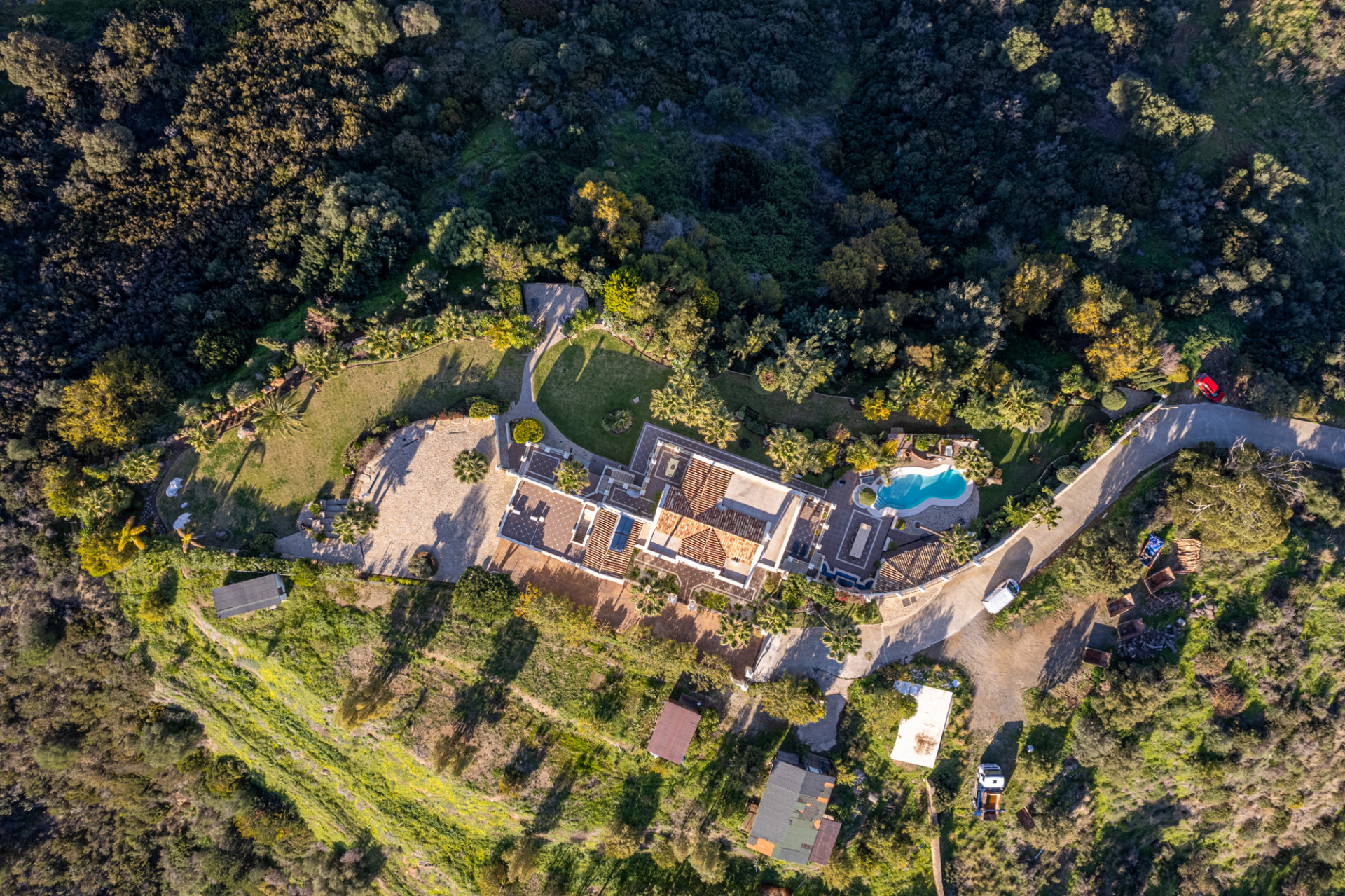 Amazing and unique hilltop estate only 3 minutes drive from Laguna beach close to Estepona center!