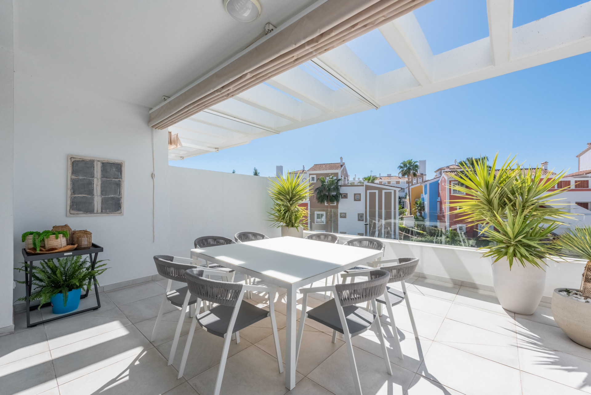 Fabulous penthouse with a huge sunny wrap-around terrace in the recent byuilt Cortijo del Golf complex!
