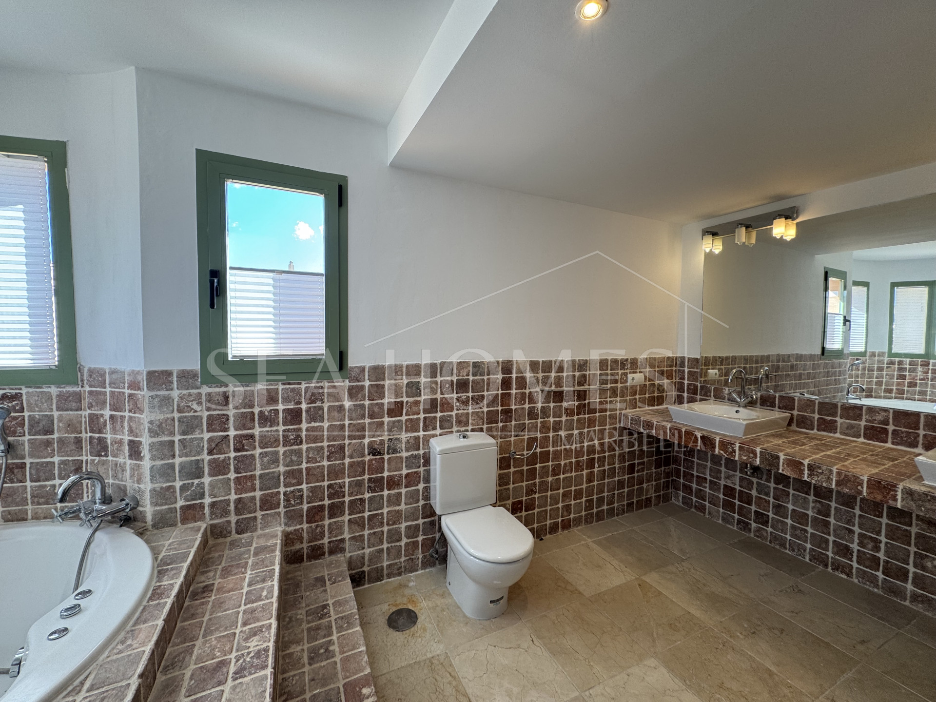 Exquisite corner penthouse in Four Seasons Flamingos with sea and mountain views!