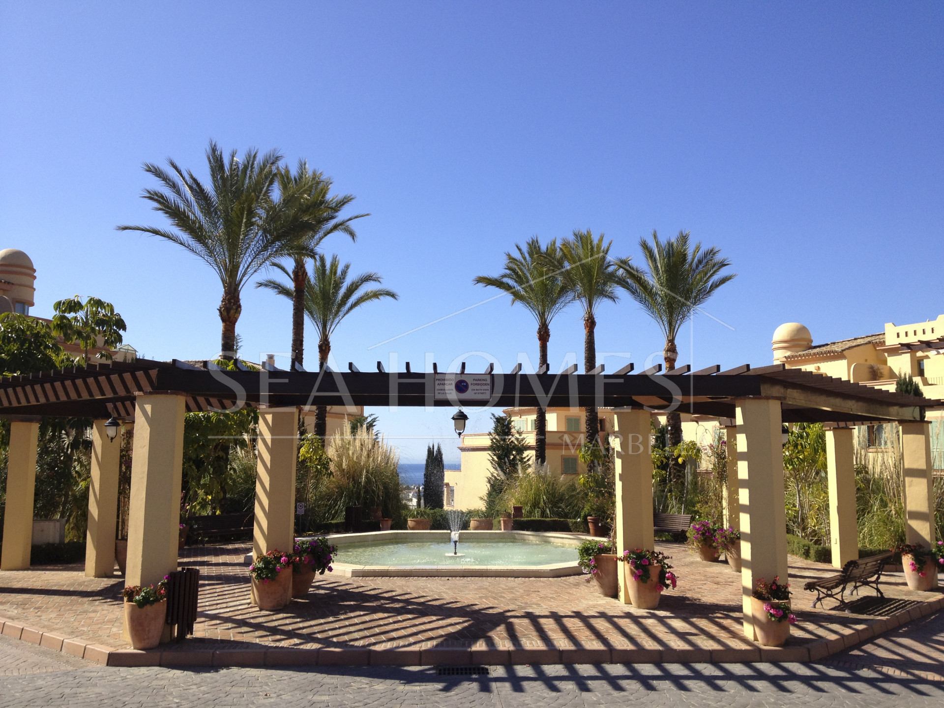 Exquisite corner penthouse in Four Seasons Flamingos with sea and mountain views!