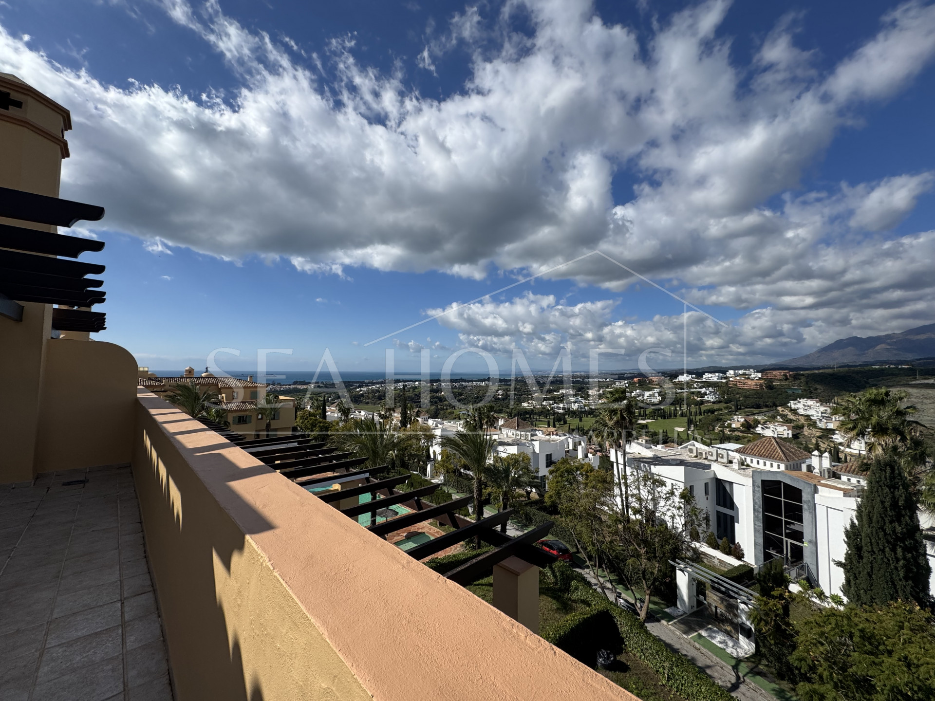Exquisite corner penthouse in Four Seasons Flamingos with sea and mountain views!