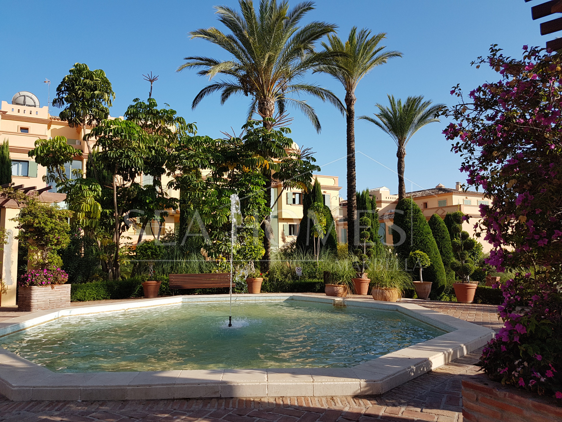 Exquisite corner penthouse in Four Seasons Flamingos with sea and mountain views!