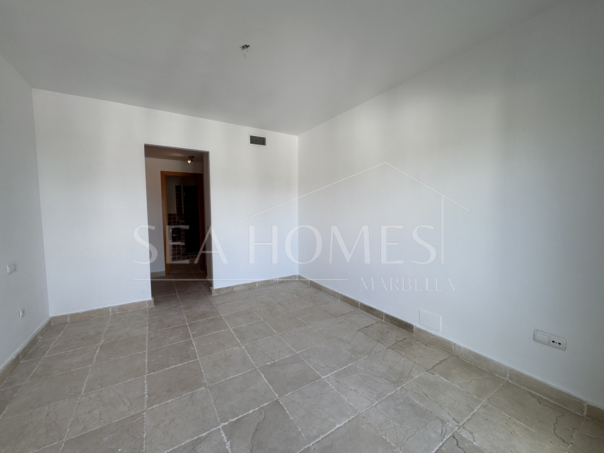 Exquisite corner penthouse in Four Seasons Flamingos with sea and mountain views!
