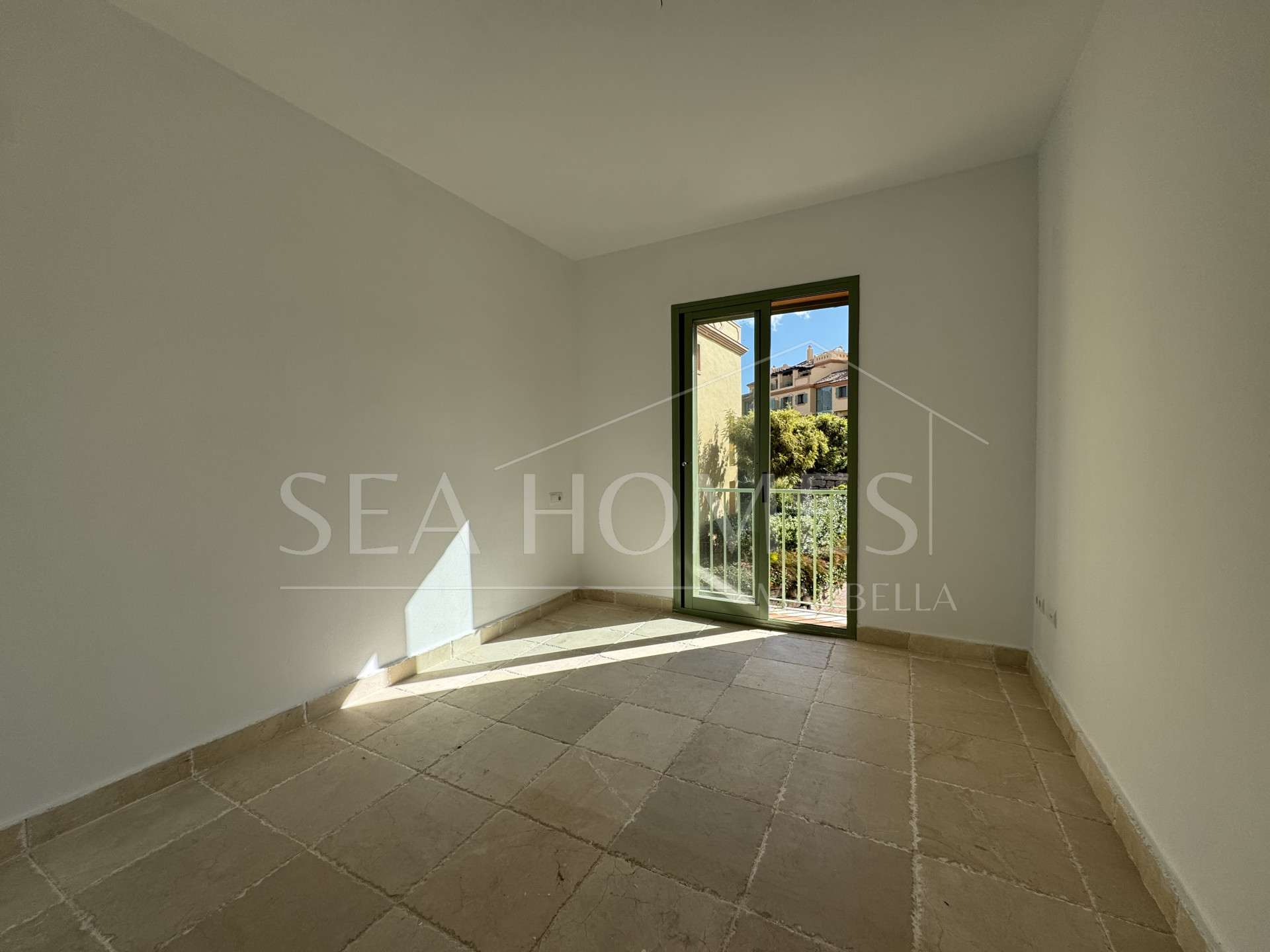 Exquisite corner penthouse in Four Seasons Flamingos with sea and mountain views!