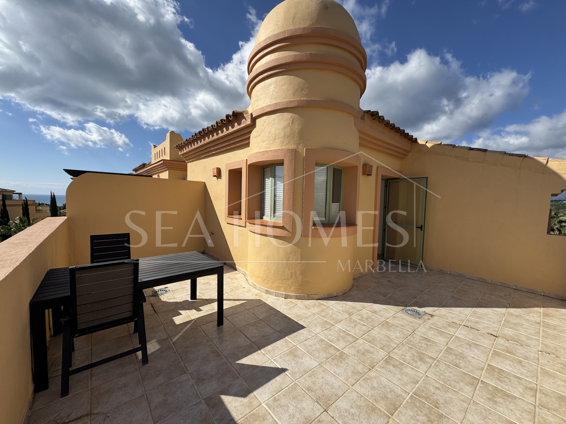 Exquisite corner penthouse in Four Seasons Flamingos with sea and mountain views!
