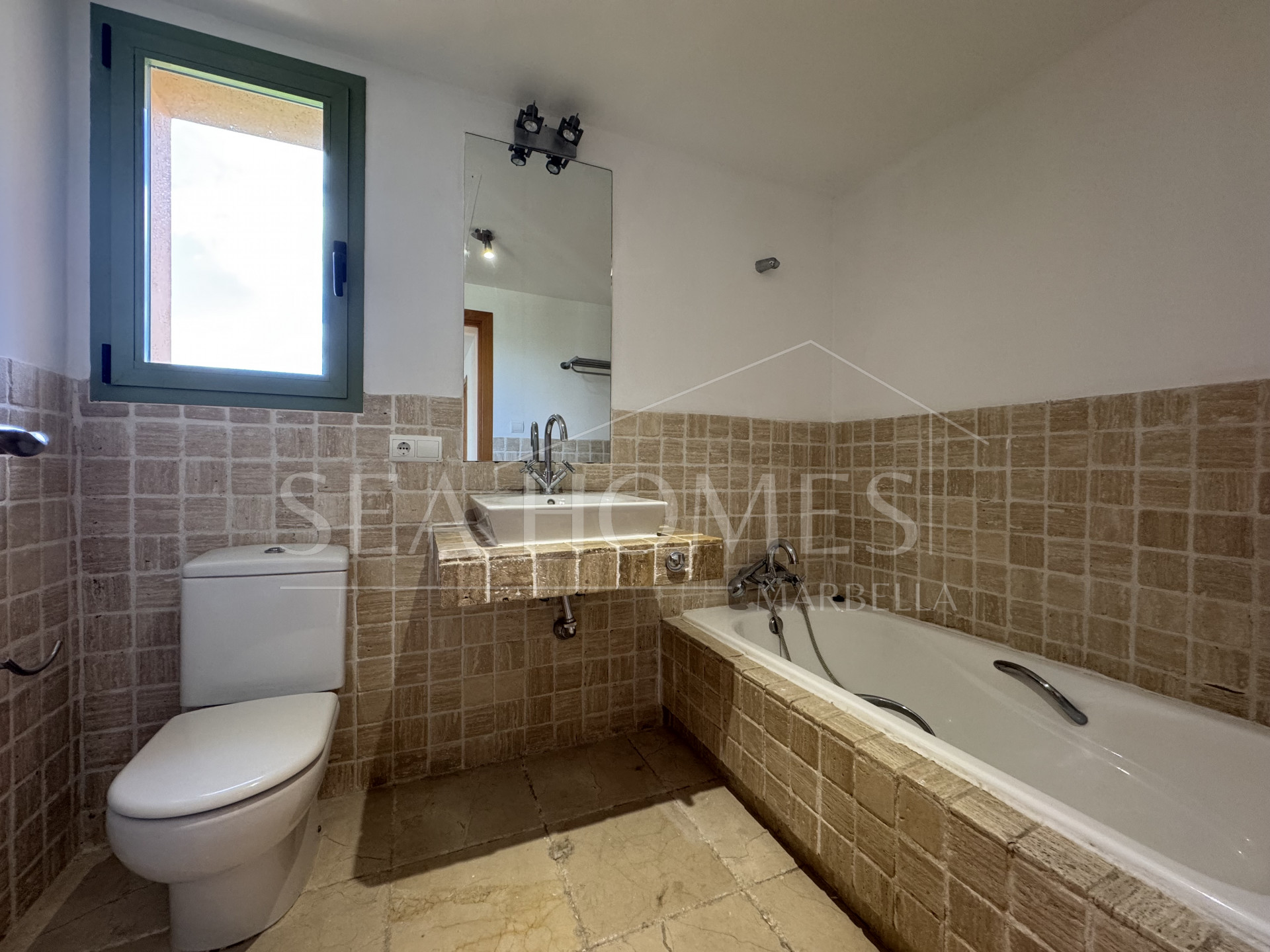 Exquisite corner penthouse in Four Seasons Flamingos with sea and mountain views!