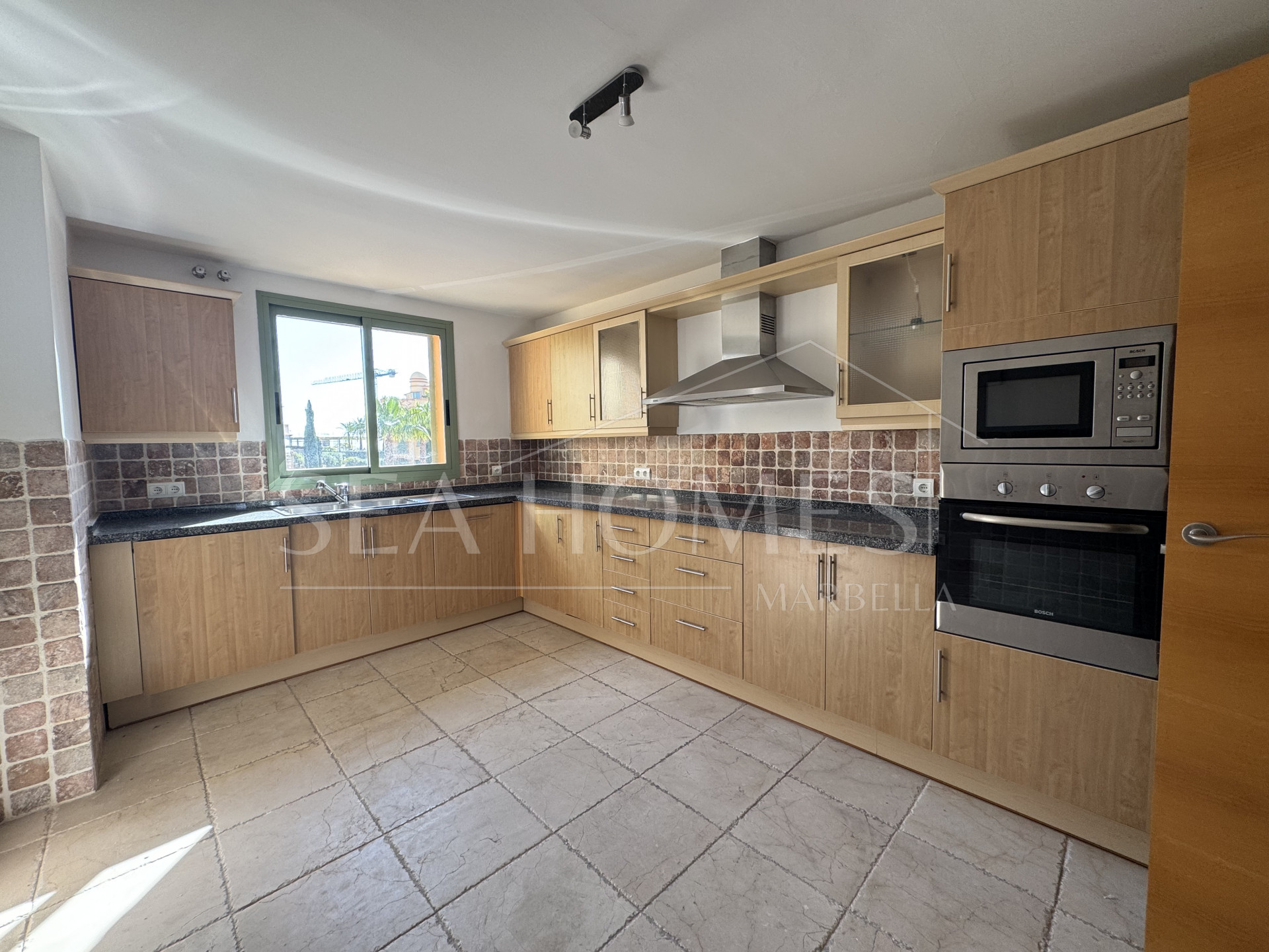 Exquisite corner penthouse in Four Seasons Flamingos with sea and mountain views!