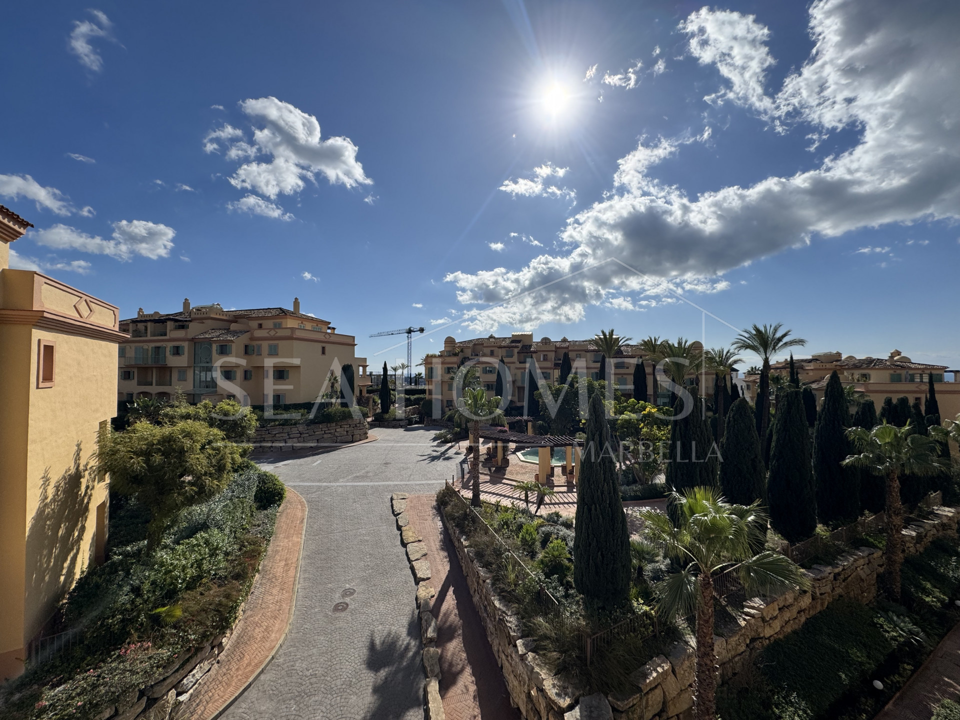 Exquisite corner penthouse in Four Seasons Flamingos with sea and mountain views!