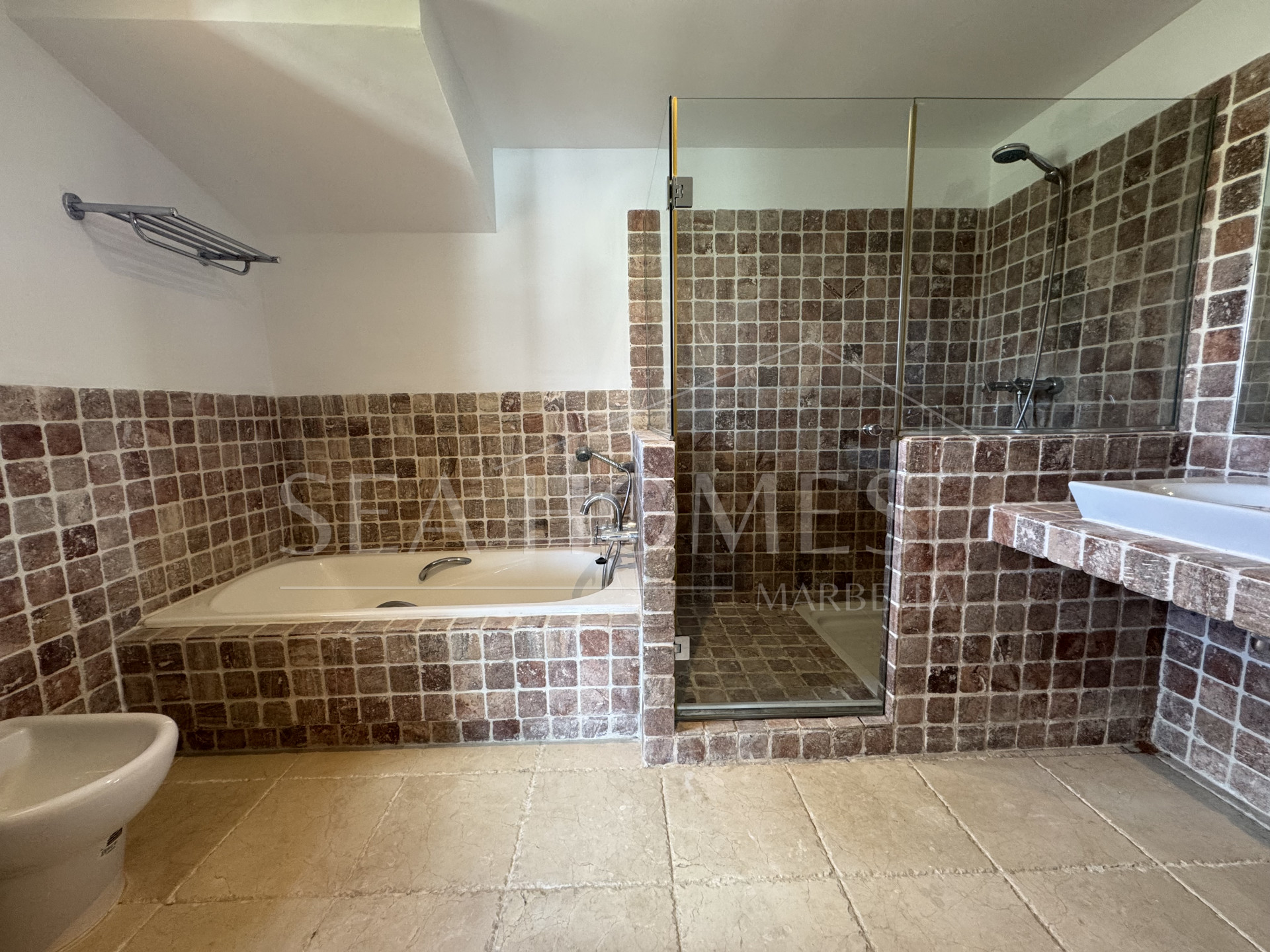 Exquisite corner penthouse in Four Seasons Flamingos with sea and mountain views!