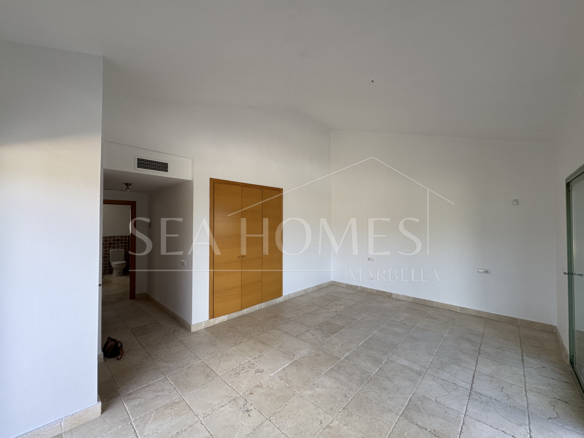 Exquisite corner penthouse in Four Seasons Flamingos with sea and mountain views!