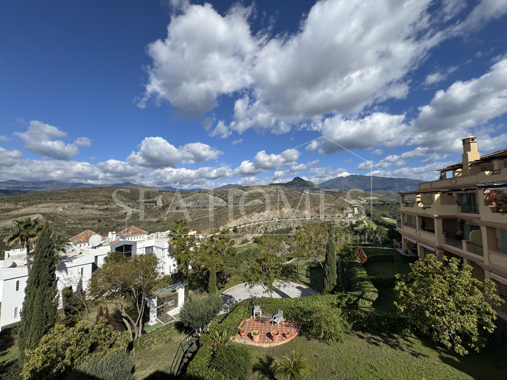 Exquisite corner penthouse in Four Seasons Flamingos with sea and mountain views!