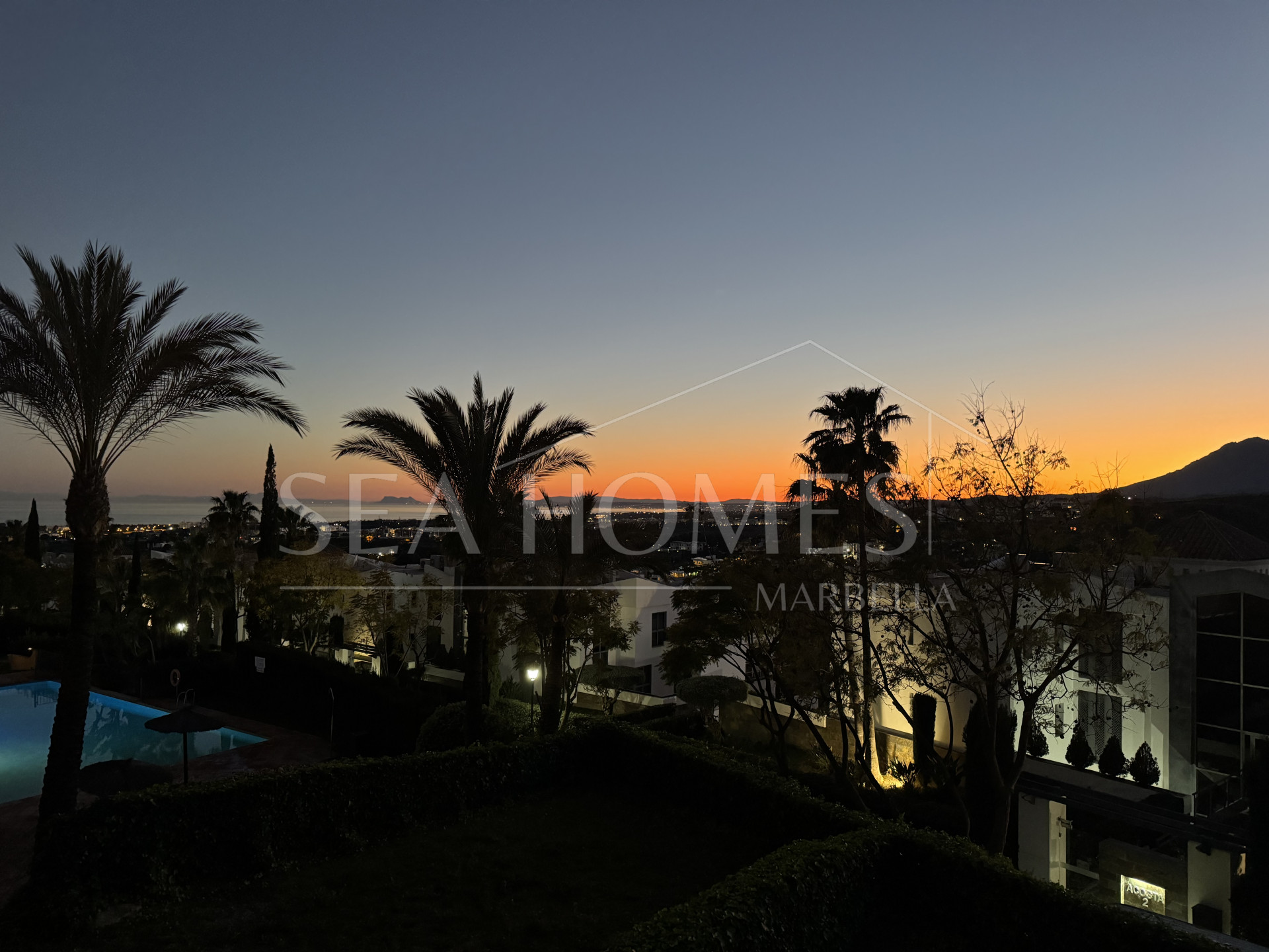 Exquisite corner penthouse in Four Seasons Flamingos with sea and mountain views!