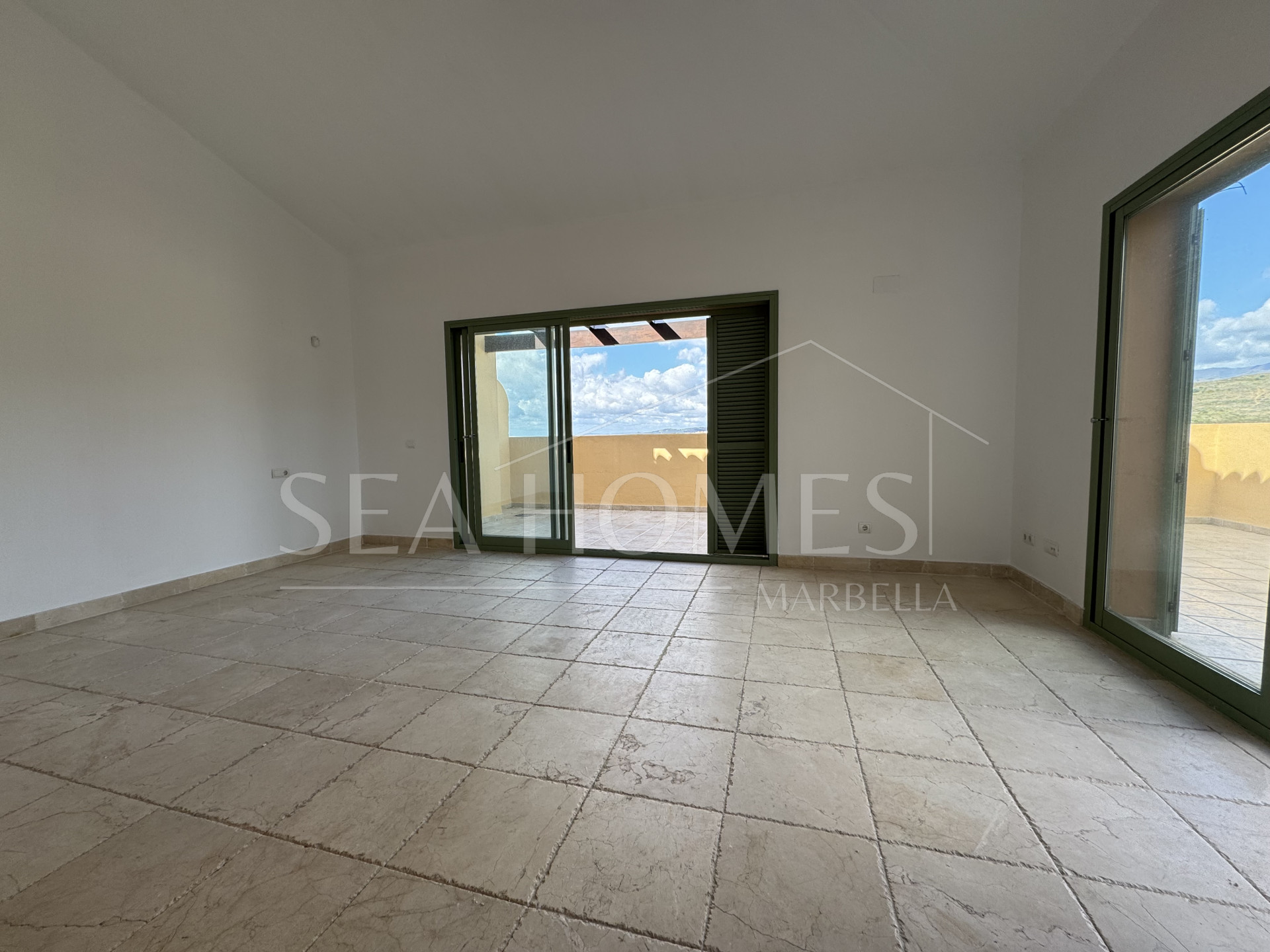 Exquisite corner penthouse in Four Seasons Flamingos with sea and mountain views!