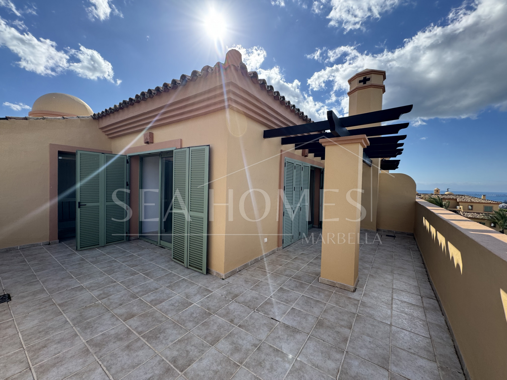 Exquisite corner penthouse in Four Seasons Flamingos with sea and mountain views!