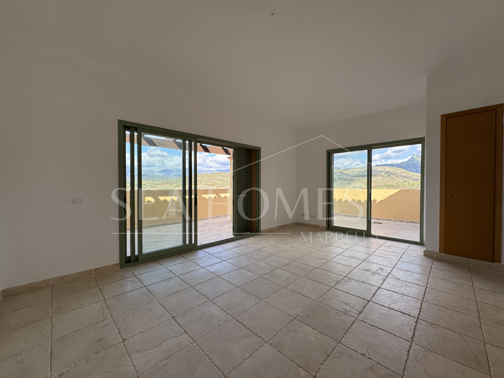 Exquisite corner penthouse in Four Seasons Flamingos with sea and mountain views!