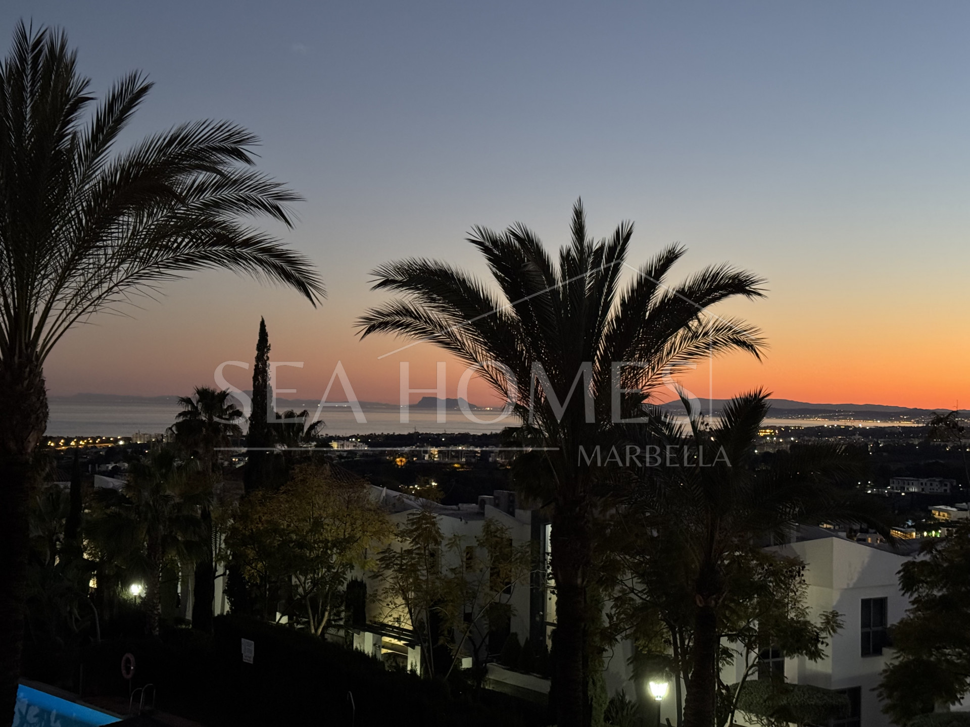 Exquisite corner penthouse in Four Seasons Flamingos with sea and mountain views!