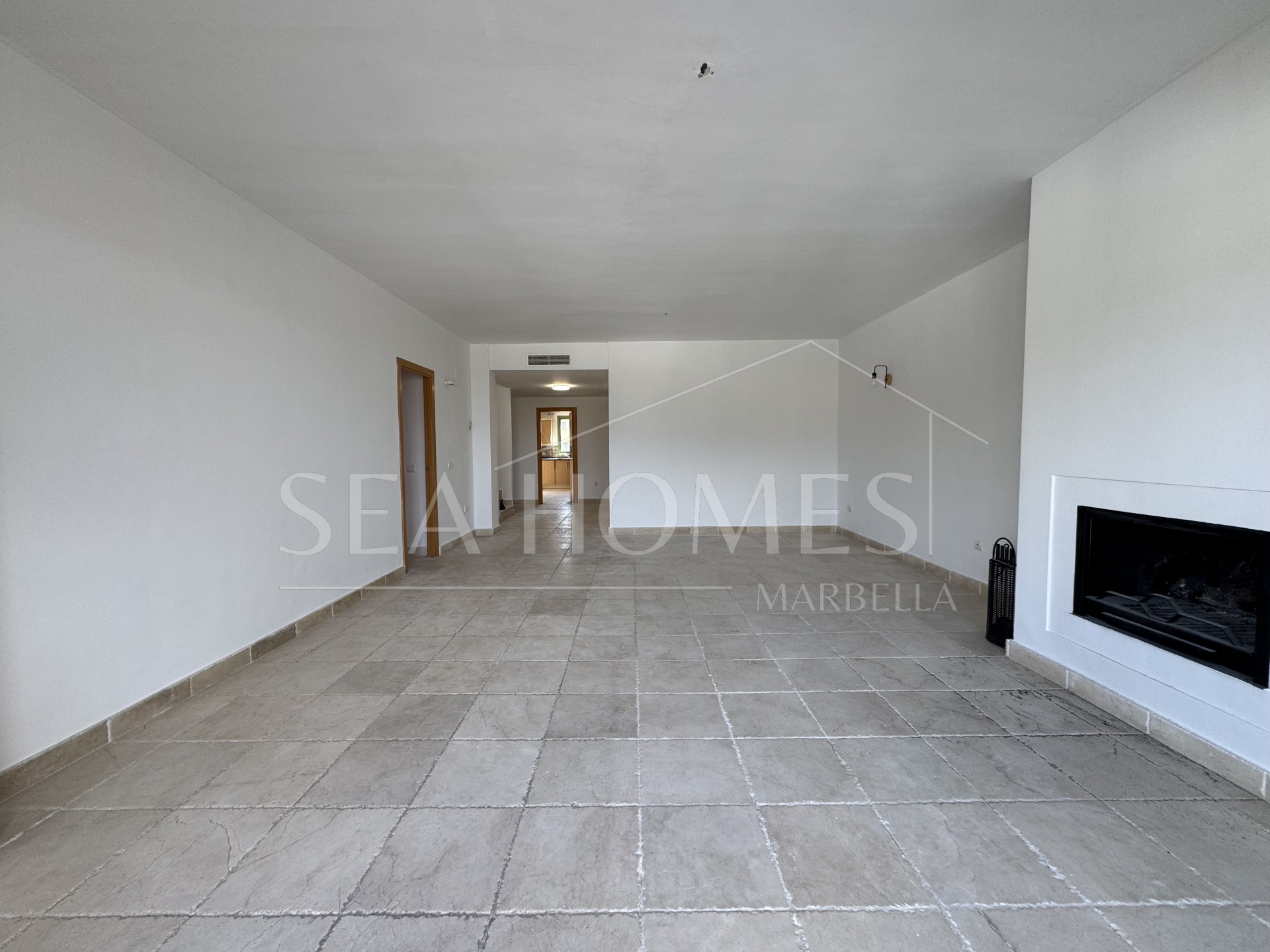 Exquisite corner penthouse in Four Seasons Flamingos with sea and mountain views!