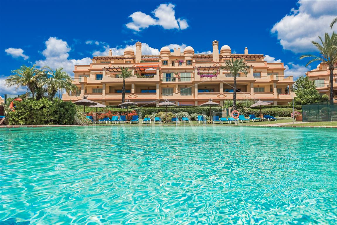 Exquisite corner penthouse in Four Seasons Flamingos with sea and mountain views!