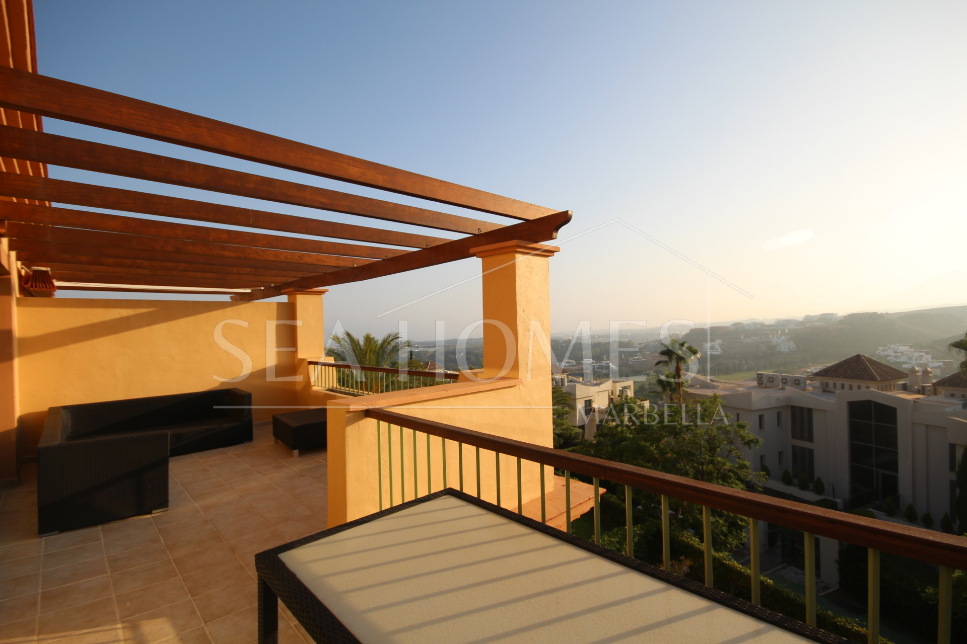 Exquisite corner penthouse in Four Seasons Flamingos with sea and mountain views!