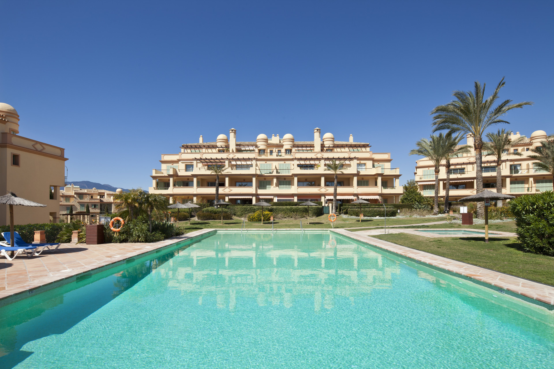 Wonderful apartment in Four Seasons Flamingos overlooking the main pool and with panoramic views to the sea!