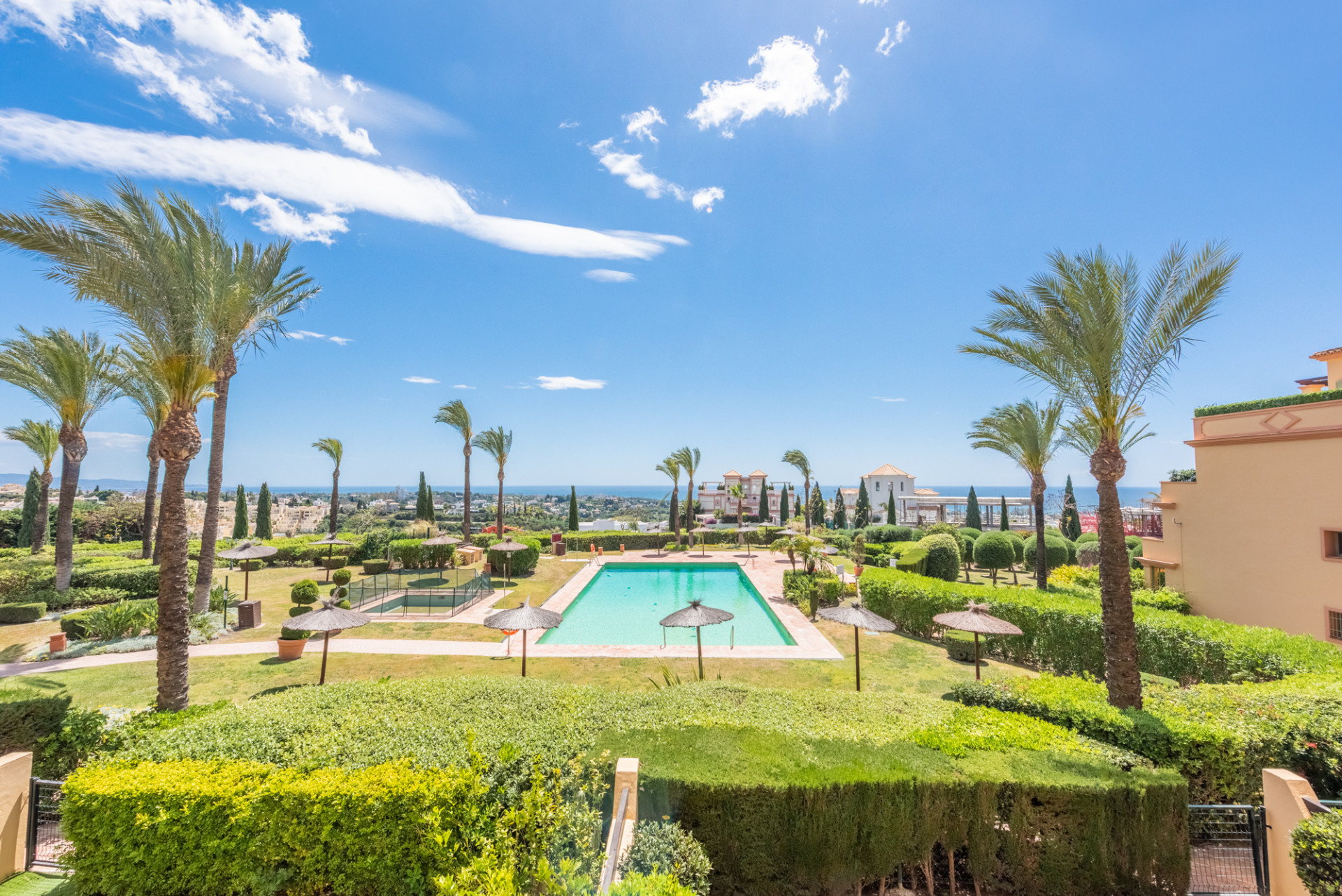 Maravilloso apartamento en Four Seasons Flamingos con vistas a la piscina principal y con vistas panorámicas al mar!