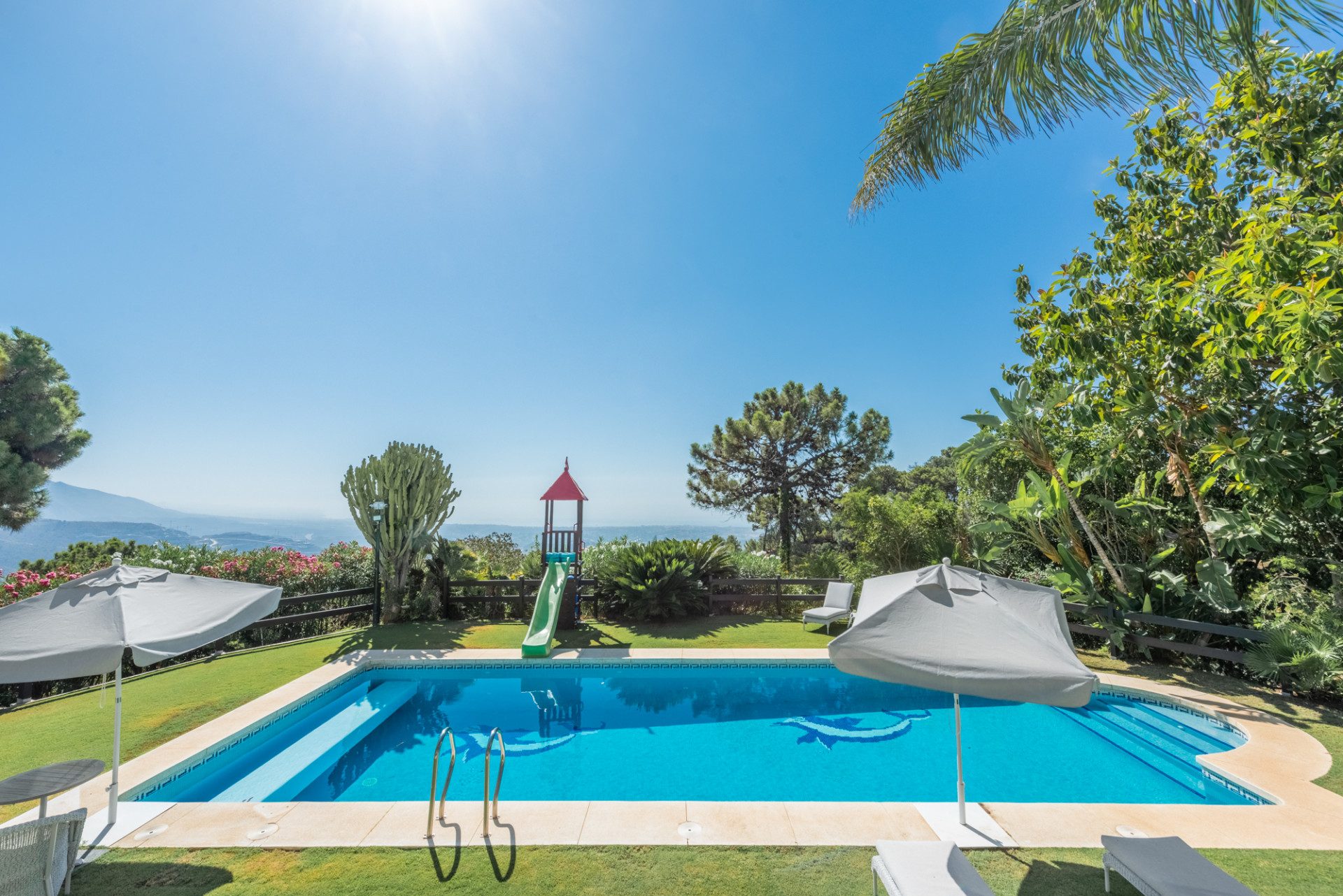 Maravillosa villa en La Zagaleta, con vistas al mar y una piscina cubierta y SPA!