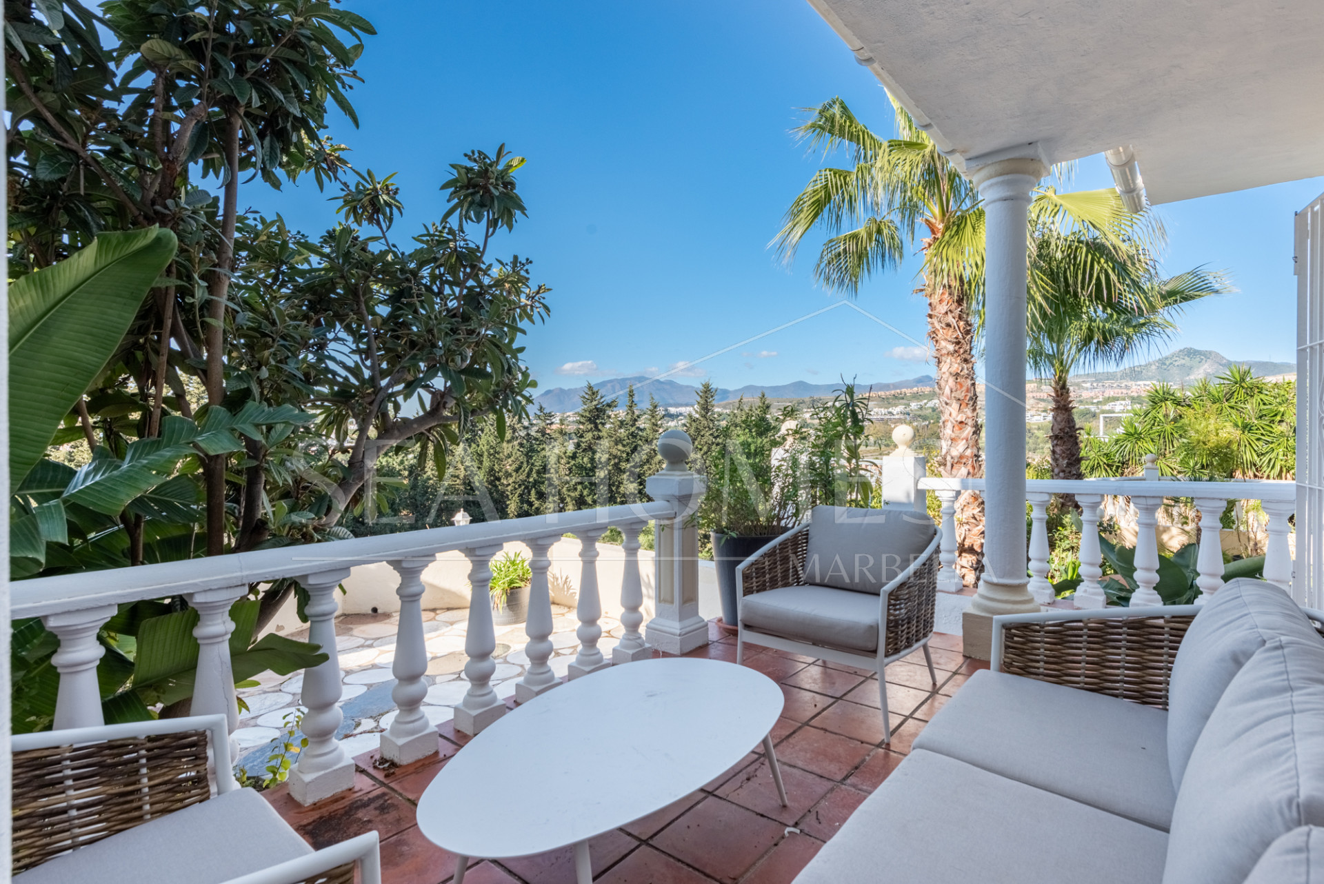 Charming townhouse with sea and mountain views near Atalaya Golf!