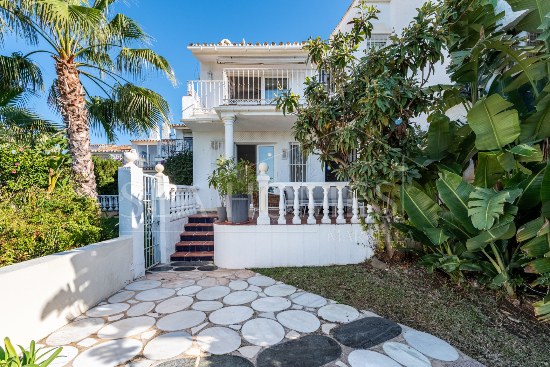 Charming townhouse with sea and mountain views near Atalaya Golf!
