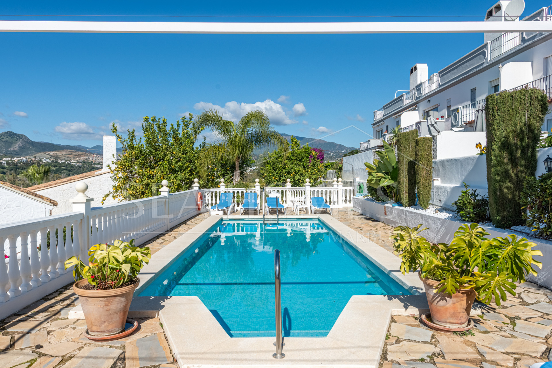 Charming townhouse with sea and mountain views near Atalaya Golf!