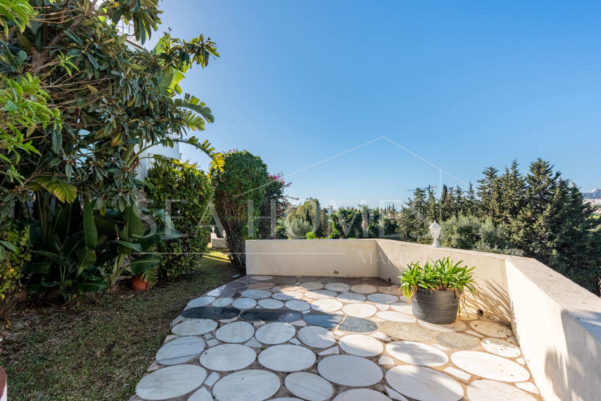 Charming townhouse with sea and mountain views near Atalaya Golf!