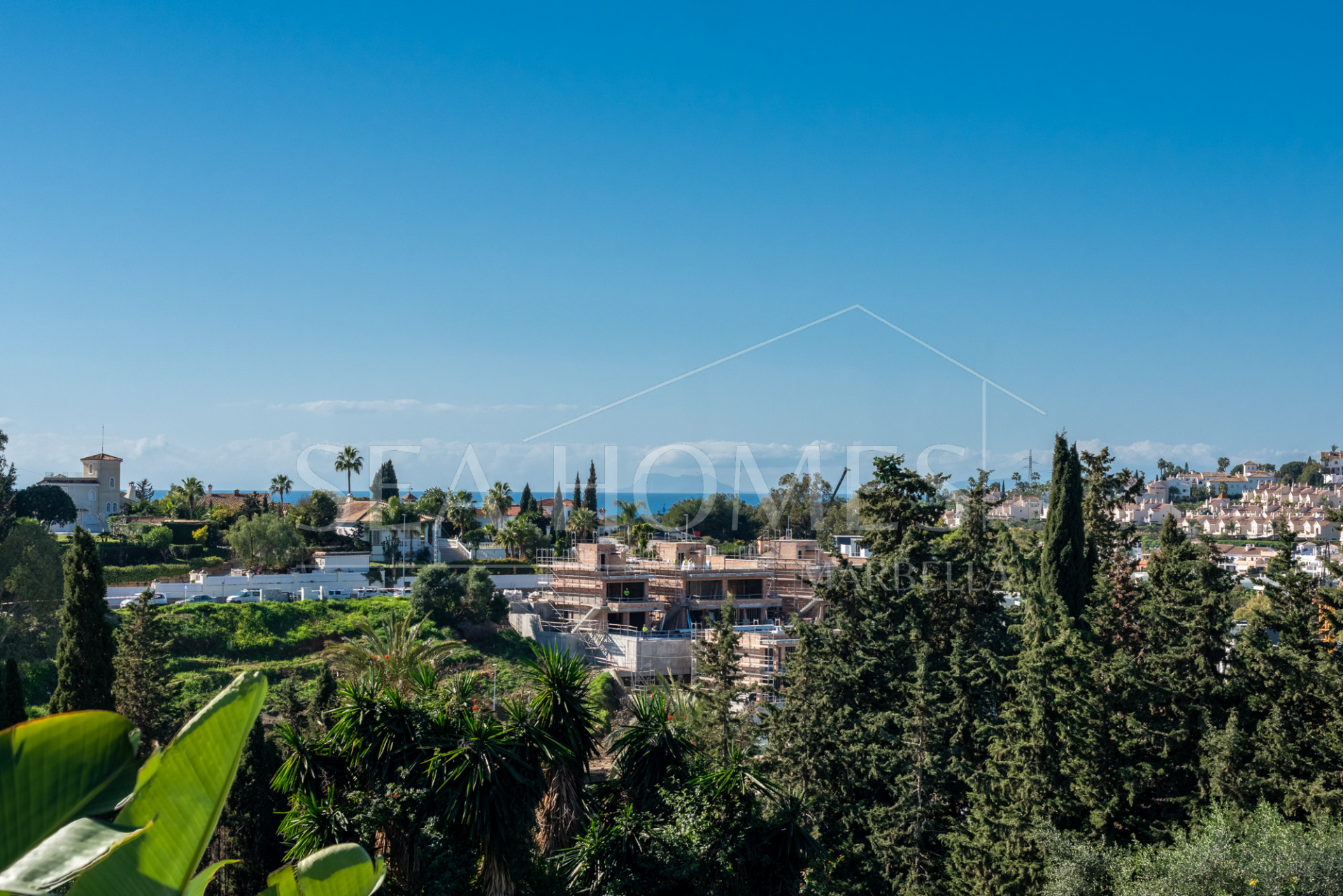 Charming townhouse with sea and mountain views near Atalaya Golf!