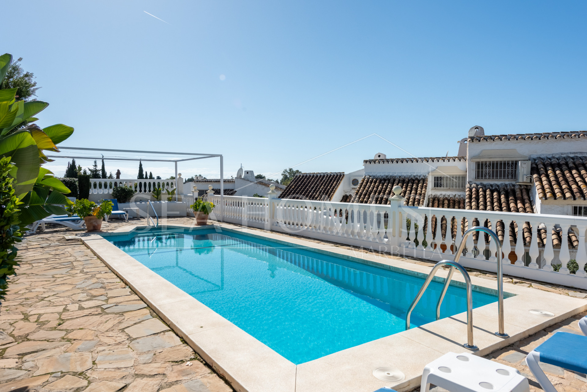 Charming townhouse with sea and mountain views near Atalaya Golf!