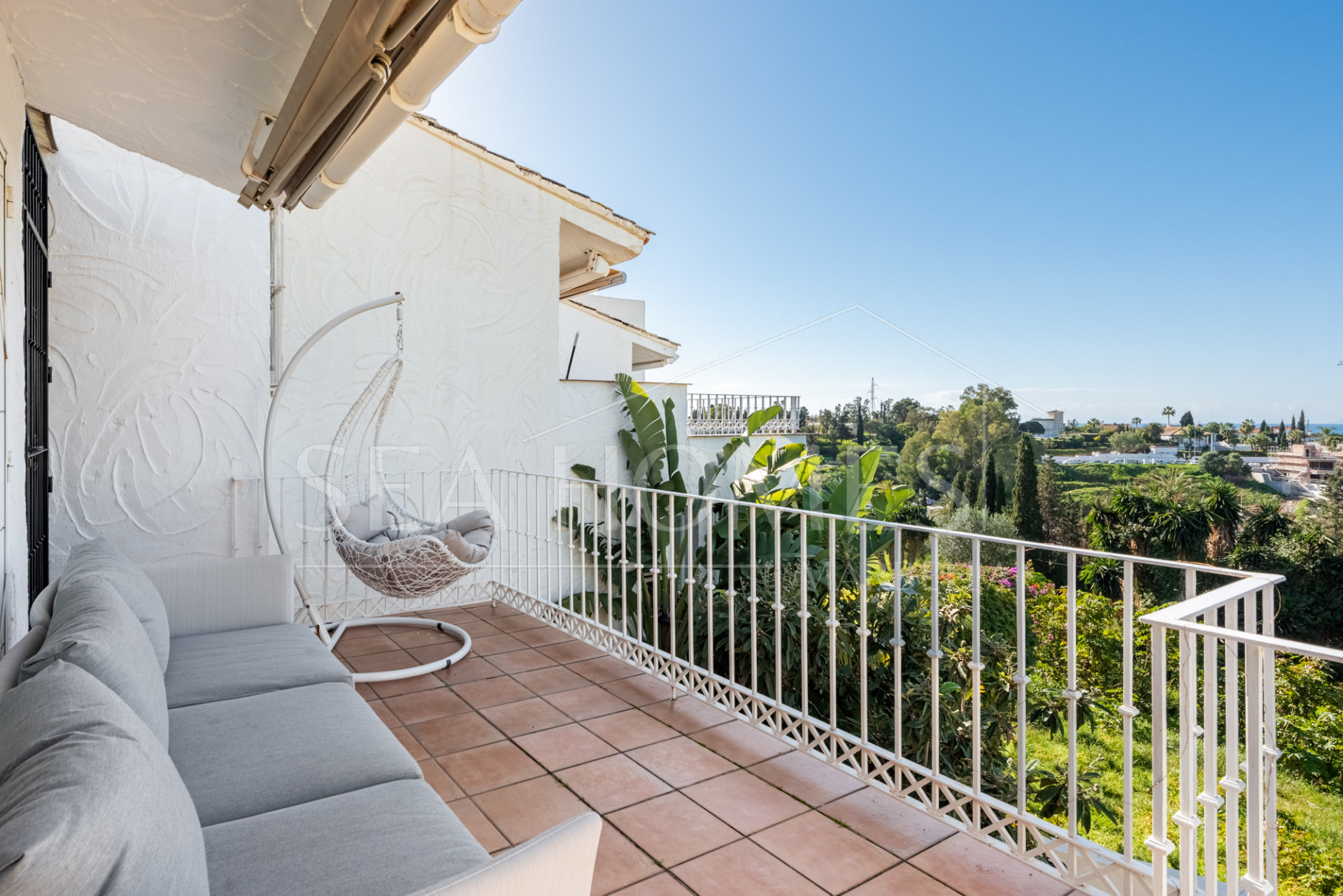 Charming townhouse with sea and mountain views near Atalaya Golf!