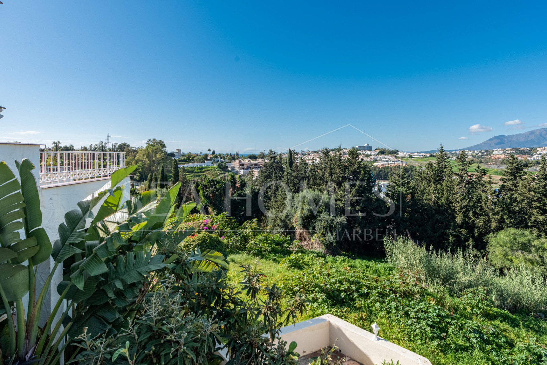 Charming townhouse with sea and mountain views near Atalaya Golf!