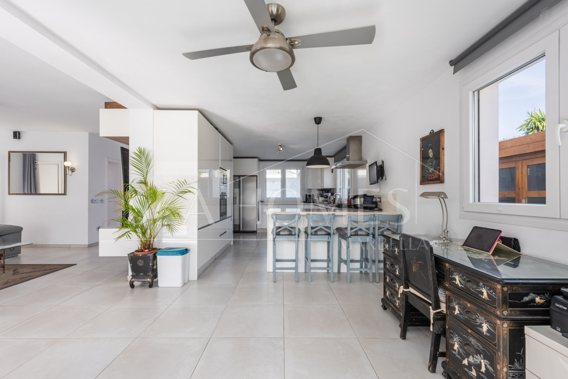 Modern Beachside Villa with Sea Views – New Golden Mile, Estepona