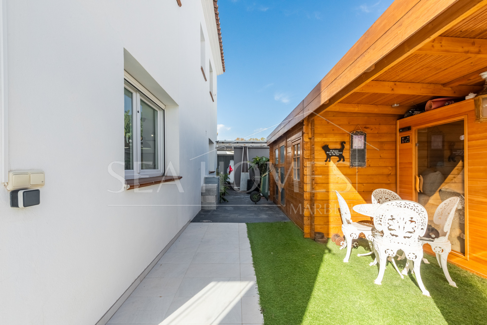 Modern Beachside Villa with Sea Views – New Golden Mile, Estepona