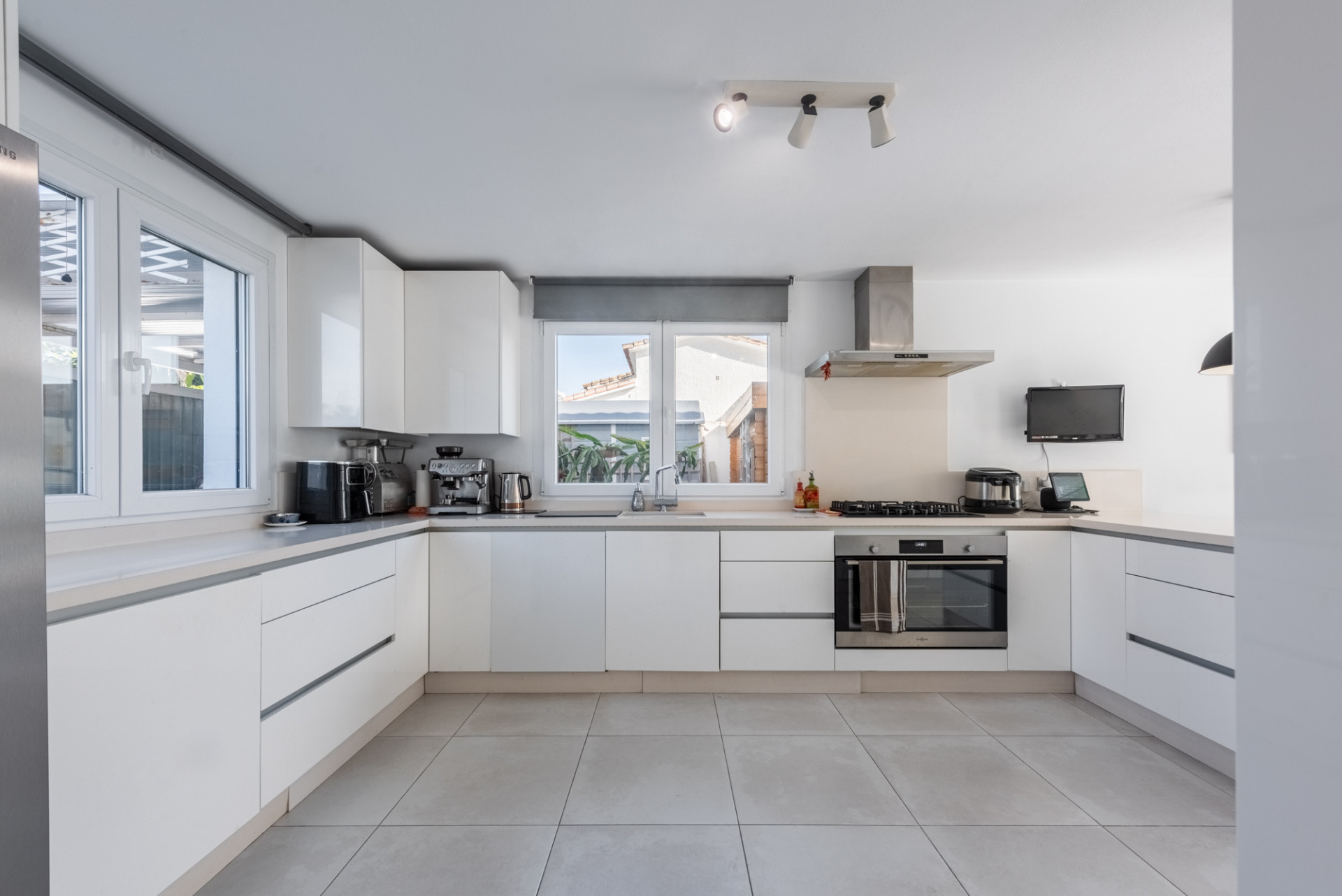 Villa moderna junto a la playa con vistas al mar – Nueva Milla de Oro, Estepona