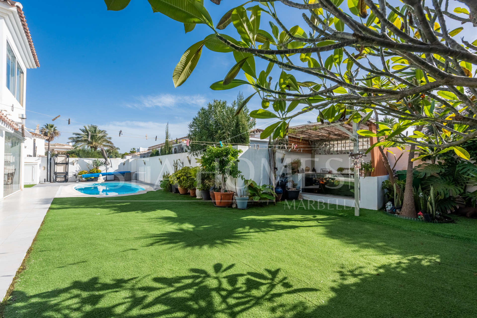 Modern Beachside Villa with Sea Views – New Golden Mile, Estepona