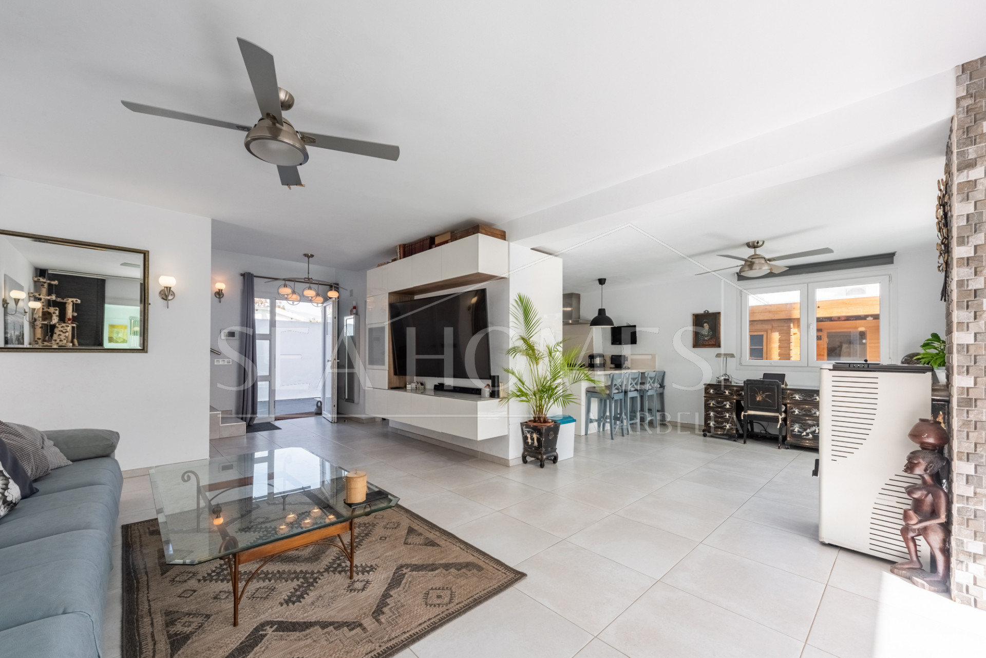 Modern Beachside Villa with Sea Views – New Golden Mile, Estepona
