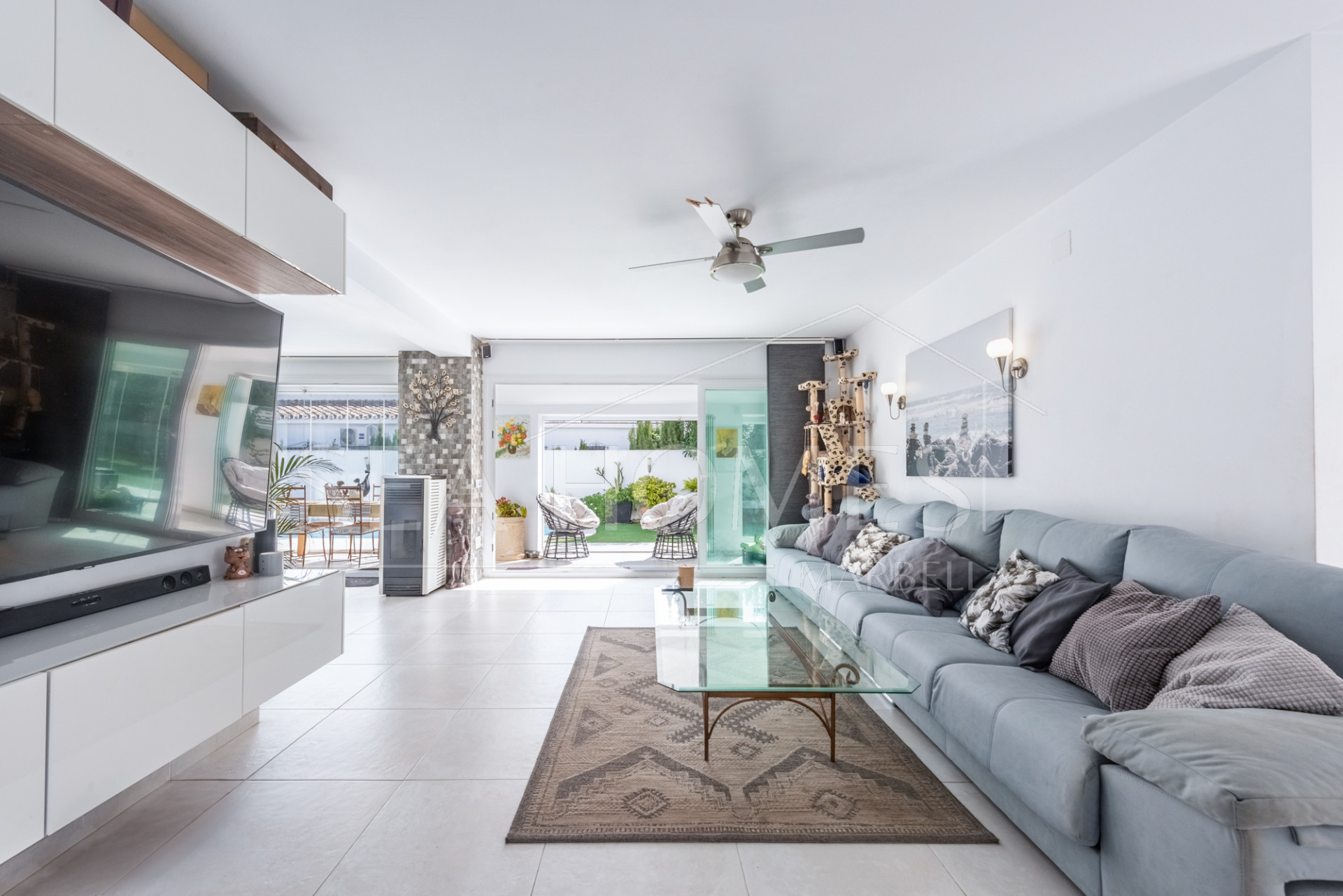 Modern Beachside Villa with Sea Views – New Golden Mile, Estepona
