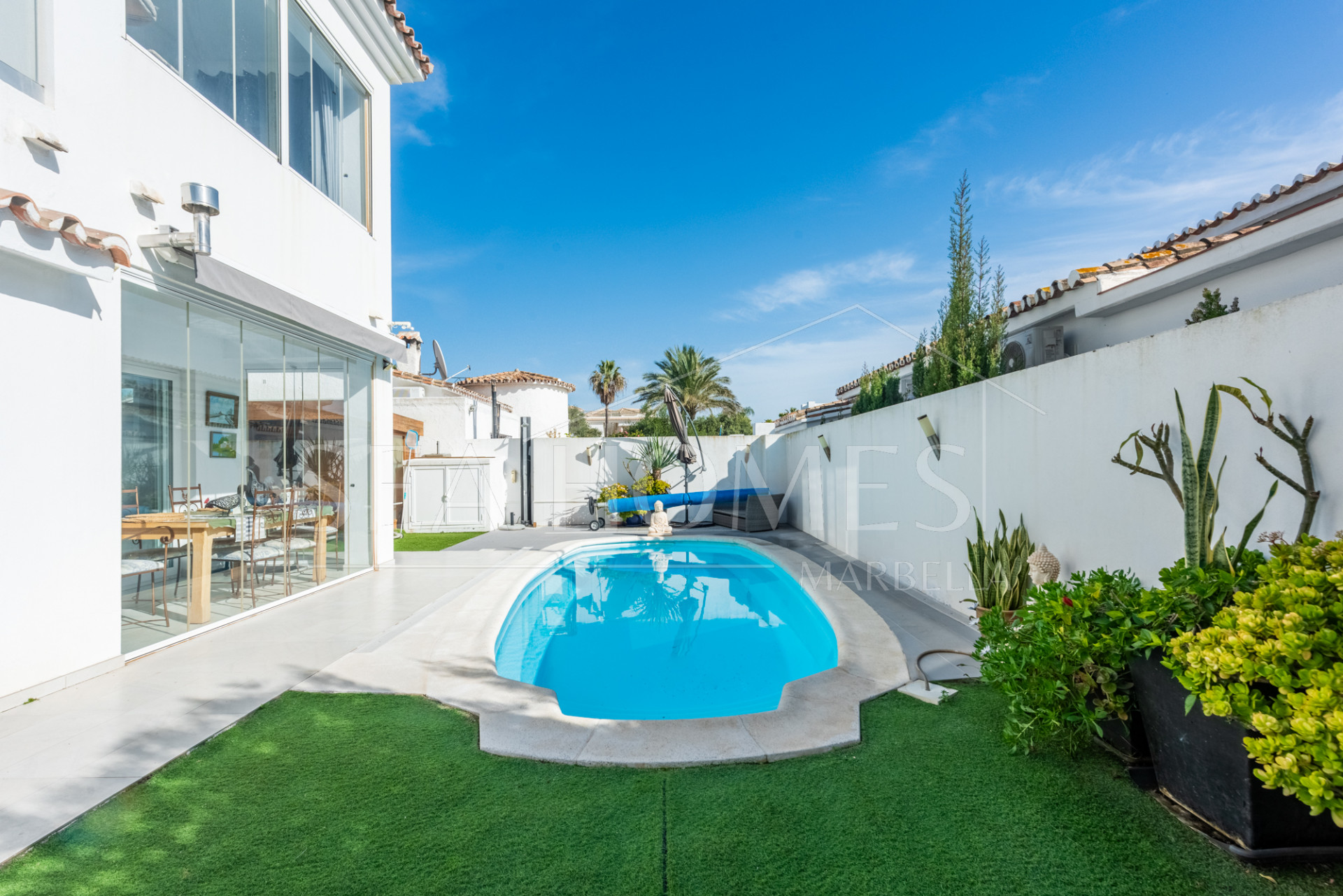 Modern Beachside Villa with Sea Views – New Golden Mile, Estepona