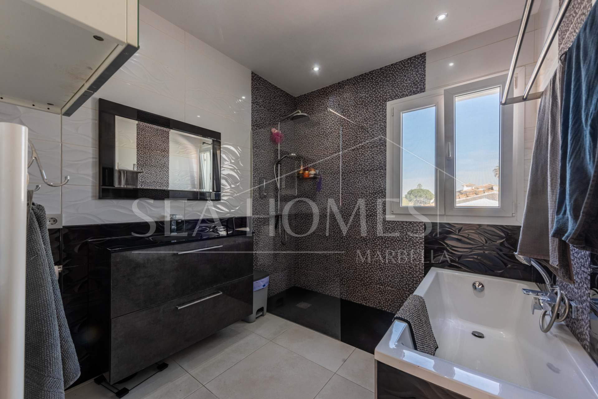 Modern Beachside Villa with Sea Views – New Golden Mile, Estepona